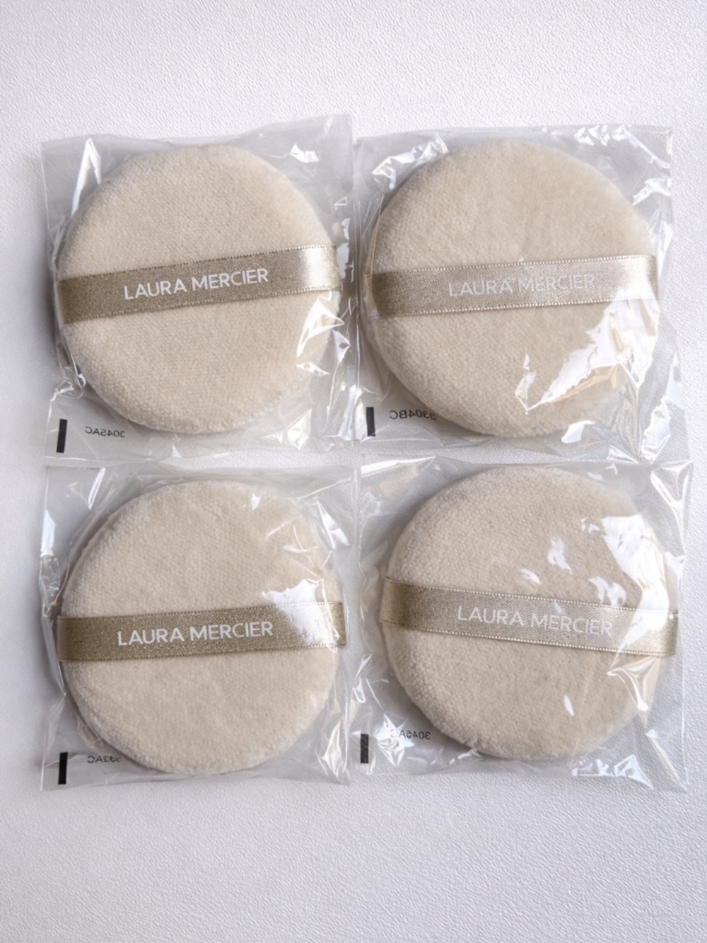 laura mercier  Velvet Powder Puffs with Satin Ribbon (Set of 4)